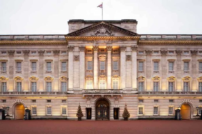 shutterstock_155262830.jpg Front view of Buckingham Palace with illuminated facade and British flag