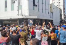 Energy Chokehold Pushes Cuba to the Brink Fidel Castro and Chuck Howley at a crowded street gathering