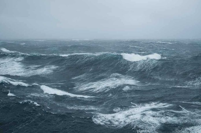 shutterstock_65406475 Rough ocean waves under a cloudy sky